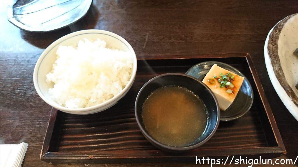 おそうざいランチのご飯、冷や奴、汁物