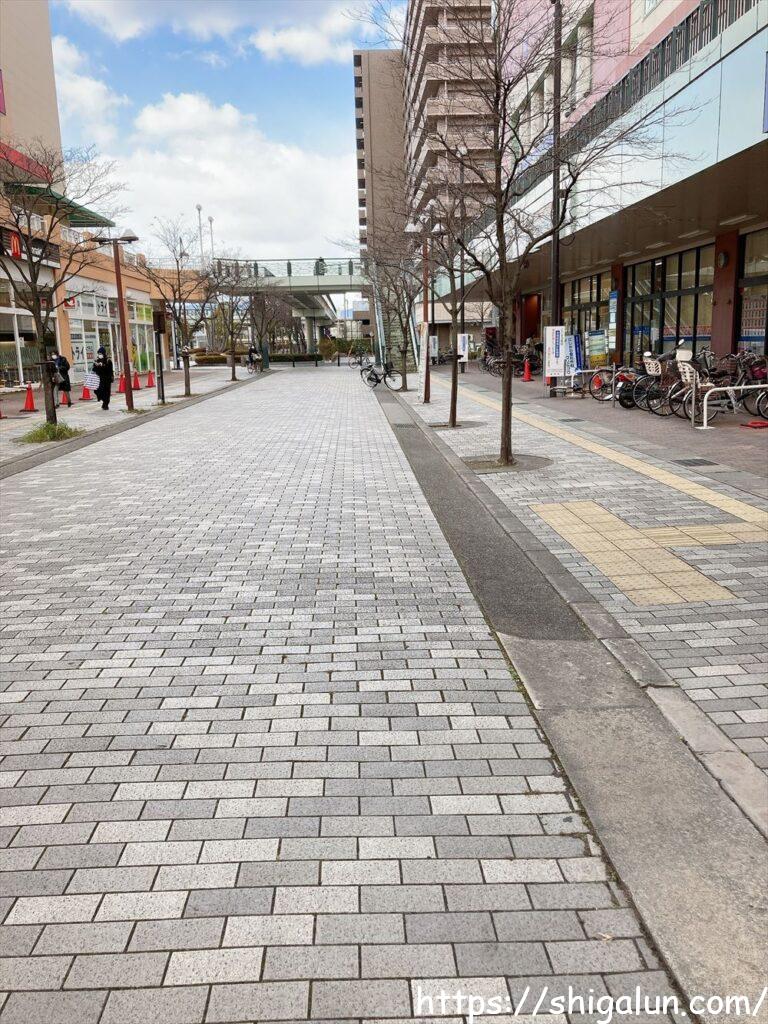 栗東駅東口を出たところ。