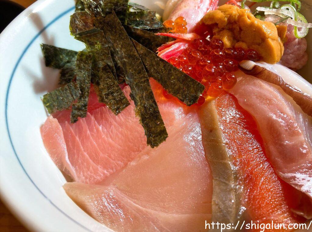 目利きの銀次 海鮮丼のマグロのところ