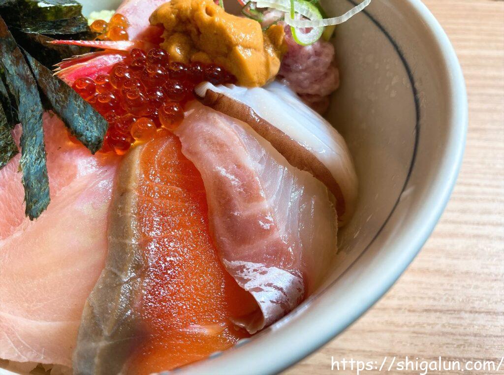 目利きの銀次の海鮮丼 サーモン、タイ、タコ