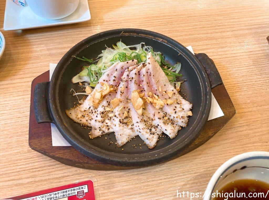 マグロのレアステーキのアップ