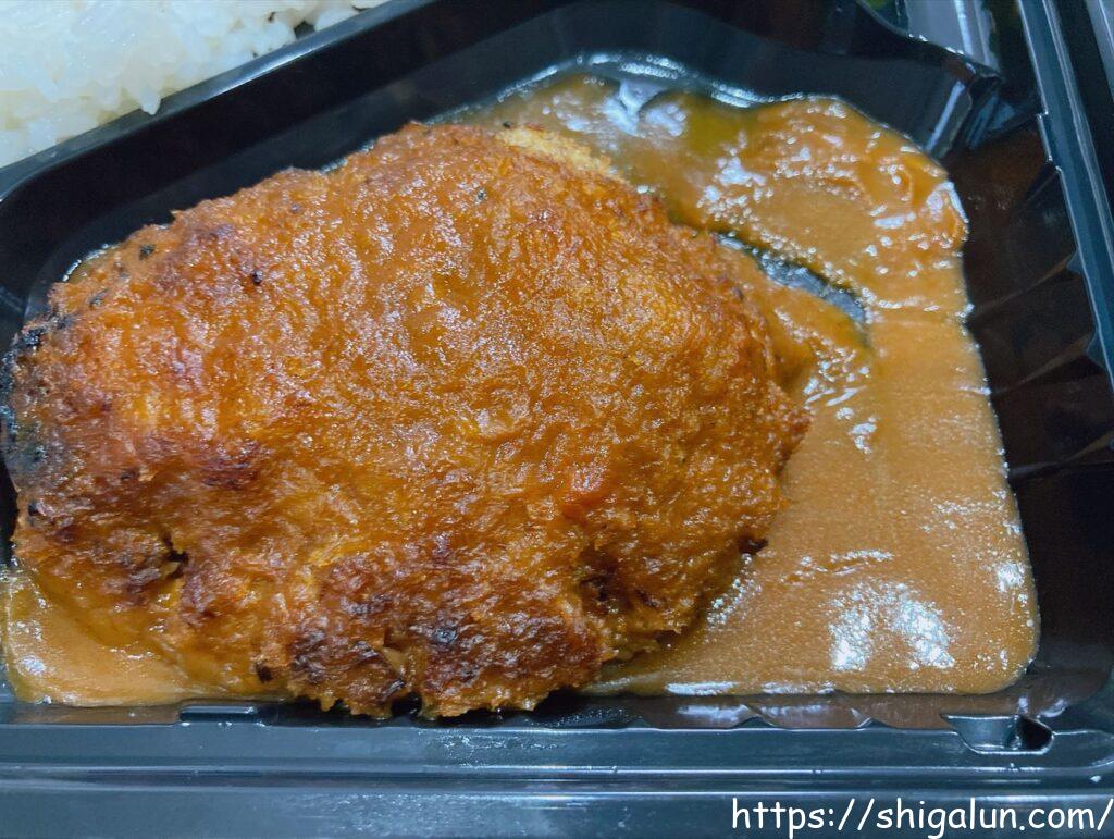 お弁当のハンバーグのアップ