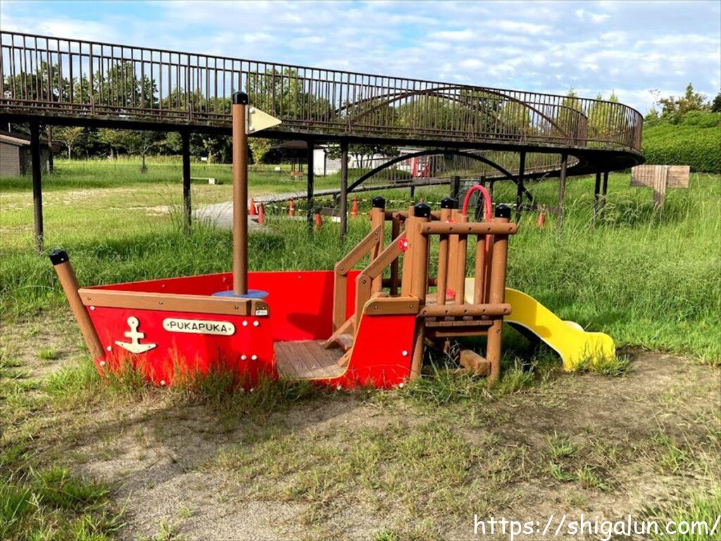 矢橋帰帆島:船の形のミニ滑り台