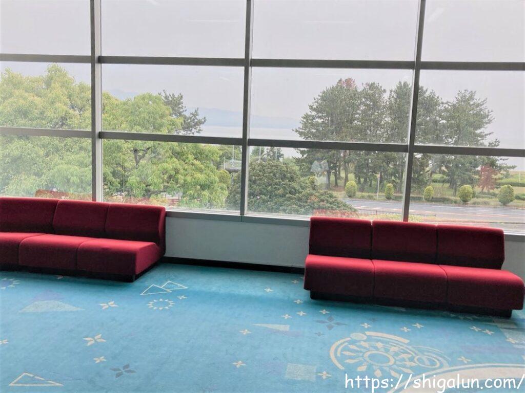 デジタルスタードームほたる（琵琶湖マリオットホテルのプラネタリウム）の待合室：窓が大きい
