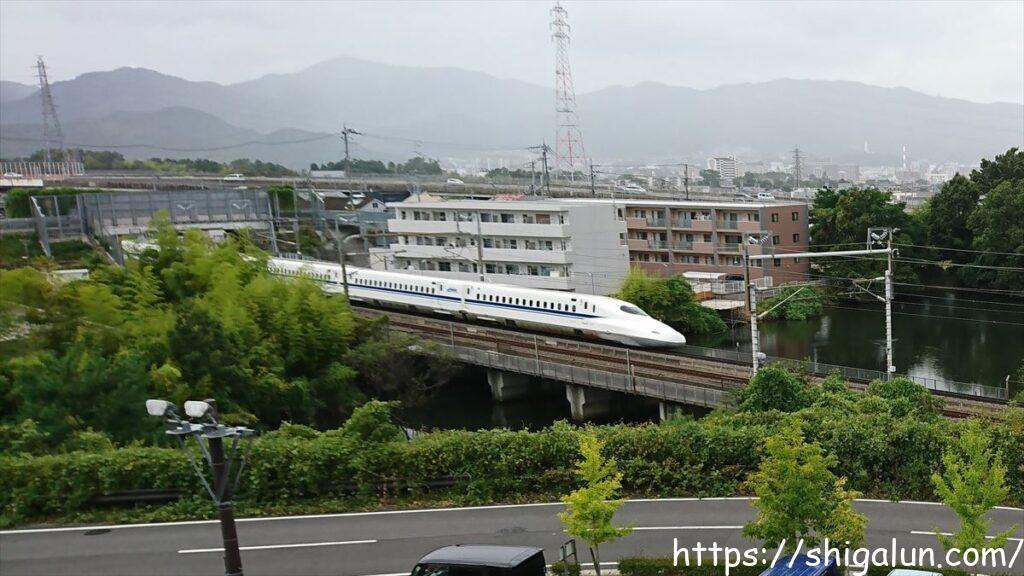 新幹線展望テラス：走行する東海道新幹線が眺められる