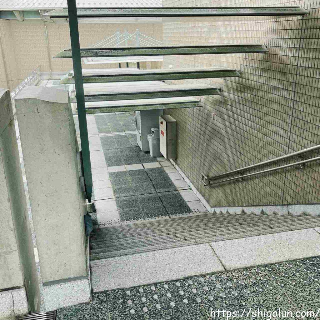 琵琶湖博物館の屋上広場の階段