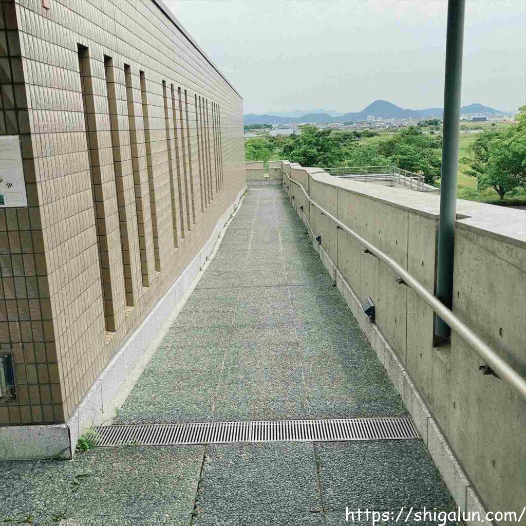 琵琶湖博物館の屋上広場のスロープ