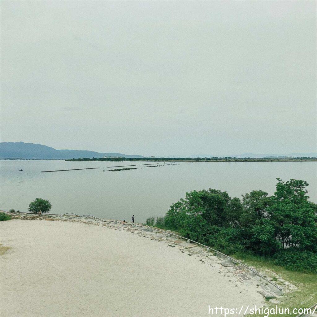 琵琶湖博物館の樹冠トレイル2 びわ湖デッキから眺めたホワイトビーチ