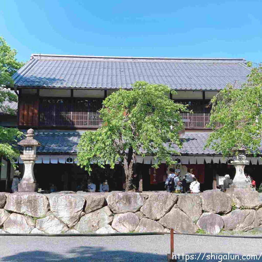 八幡山のふもと付近の観光スポットは?